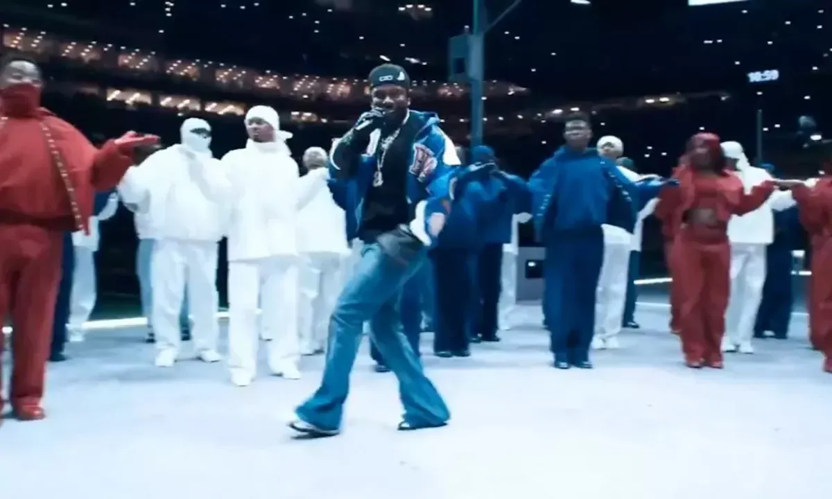 With backup dancers dressed in red, white and blue behind him, Kendrick Lamar strides the Super Bowl stage like a colossus, looking into the camera with an impish grin as he says, Hey Drake.